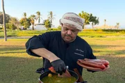 Chefkoch Issa Al Lamki hat ein neues Rezept f&uuml;r die traditionell omanische Fischsuppe Paplou entwickelt.