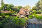 Das malerische Haus von Henry und Sarah in Oxfordshire besitzt einen Ufergarten. Das malerische Haus von Henry und Sarah in Oxfordshire besitzt einen Ufergarten.