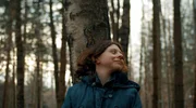 Luisa lehnt sich während eines Familienausflugs an einen Baum im Wald in der Nähe von Augsburg. Luisa lehnt sich während eines Familienausflugs an einen Baum im Wald in der Nähe von Augsburg.