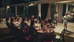 Familie Placido und Freunde gemeinsam am Tisch.