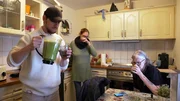 Pascal (li.) hat mit Hilfe von Sandra (Mi.) und Mama Beate einen gesunden Smoothie hergestellt. Pascal (li.) hat mit Hilfe von Sandra (Mi.) und Mama Beate einen gesunden Smoothie hergestellt.