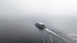 Um die Wahrheit hinter der anhaltenden Bedrohung auf See zu finden, wagt Abigail (Fleur Geffrier) trotz hoher Risiken allein einen Tauchgang und entdeckt dabei eine hei&szlig;e Spur.