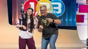 Hip Hop-Tänzerin und Weltmeisterin Aurelia zeigt Elton die richtigen Moves Hip Hop-Tänzerin und Weltmeisterin Aurelia zeigt Elton die richtigen Moves