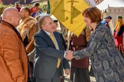 Huber (Wolfgang Müller, li.) stellt Wöller (Fritz Wepper) Isolde Manz (Annette Paulmann) vor, eine Mitarbeiterin des Rathauses in Auingen. Huber (Wolfgang Müller, li.) stellt Wöller (Fritz Wepper) Isolde Manz (Annette Paulmann) vor, eine Mitarbeiterin des Rathauses in Auingen.