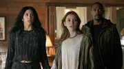 Nach dem blutrünstigen Finale flüchten Quiet (Stephanie Beatriz, l.), Mayhem (Saylor Bell Curda, M.) und John (Anthony Mackie, r.) in die Waldhütte von Johns Großvater. Dort schaffen sie sich ein ruhiges und friedliches Zuhause, doch ihr vermeintlich sicheres Leben währt nur kurze Zeit. Nach dem blutrünstigen Finale flüchten Quiet (Stephanie Beatriz, l.), Mayhem (Saylor Bell Curda, M.) und John (Anthony Mackie, r.) in die Waldhütte von Johns Großvater. Dort schaffen sie sich ein ruhiges und friedliches Zuhause, doch ihr vermeintlich sicheres Leben währt nur kurze Zeit.
