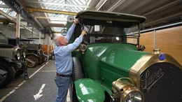 Christoph Wolleb, Pr&auml;sident Oldtimer Club Saurer mit einem &bdquo;Saurer Lastwagen 3 TC&ldquo; , Baujahr 1917, im  Saurer Museum Arbon.