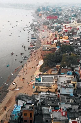 Das Ufer des Ganges in Varanasi aus der Vogelperspektive: Ganz in der N&auml;he befindet sich die traditionell hinduistische Internatsschule Vidya Mutth.
