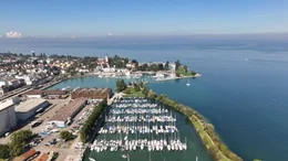 Hafen Romanshorn mit den direkt anliegenden Eisenbahngeleisen.