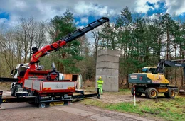 Wiederaufbau des im Jahr 2009 illegal abgebauten Grenzwachturms bei Walbeck (Landkreis B&ouml;rde) im April 2024