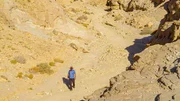 Arch&auml;ologe Erez Ben Yosef wandert durch das Timna Tal in der W&uuml;ste Negev.