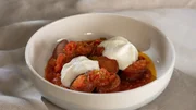 Ein Imbissklassiker auf neuem Niveau: Currywurst mit knusprig frittierten Wurstscheiben, aromatischer Currysauce, Tomaten-Chili-Chutney und Sauerrahmschaum.