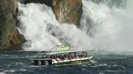 Rheinf&auml;lle Schaffhausen mit historischem Rhyfall-M&auml;ndli-Schiff.