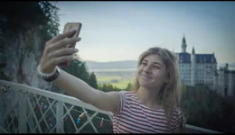 Manche tun es &ouml;ffentlich, manche heimlich, Fakt ist: fast jeder macht es &ndash; das Bild von sich selbst. Selfies - die Fotos, die das Smartphone schie&szlig;t - sind ein Ph&auml;nomen des jungen 21. Jahrhunderts, Wort des Jahres 2013, l&auml;ngst professionalisiert mit Selfie-Sticks und aufsetzbaren Kameraoptiken. Selfies sind global. Und: global verst&auml;ndlich. Kommunikation heruntergebrochen auf das Wesentliche: Mimik und Gestik.