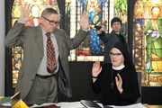 Ein Mafioso (Adam Venhaus) bedroht Schwester Hildegard (Andrea Sihler) und Stolpe (Markus Hering, li.).