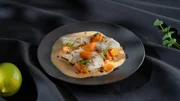 Gefl&auml;mmter Kabeljau mit cremigem Tomatendressing und fruchtigem Papaya-Chili-Chutney.