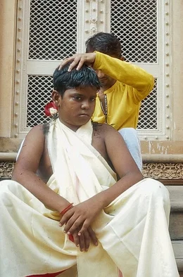 Bevor der zw&ouml;lfj&auml;hrige Satyarth ins Internat Vidya Mutth im Norden Indiens aufgenommen werden kann, muss er sich die Haare rasieren lassen.