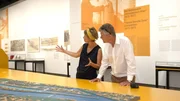 Kuratorin Martina Nussbaumer und Karl Hohenlohe vor einem Modell der Neuen Donau im Wien Museum. Kuratorin Martina Nussbaumer und Karl Hohenlohe vor einem Modell der Neuen Donau im Wien Museum.