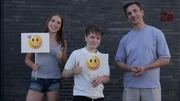 Besonders freundlich sein &ndash; welchen Effekt hat das? Sophia (16), (l.) und Bente (12), (M.) probieren es aus. &bdquo;PUR+&ldquo;-Moderator Eric Mayer (r.) begleitet sie dabei.