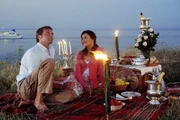 Nicolas (Patrik Fichte) und Julia (Jeanne Tremsal) genießen ihr Dinner am Strand. Nicolas (Patrik Fichte) und Julia (Jeanne Tremsal) genießen ihr Dinner am Strand.