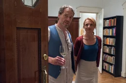 Annett (Christina Gro&szlig;e) und ihr Mann Felix (Oliver Sauer) bekommen Besuch.