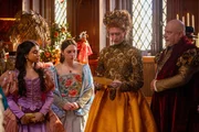 Die Queen (Rebecca Scott, 2. v. r.) wird von Lady Sarah (Twinkle Jaiswal, l.) gezwungen, an ihrem Geburtstag eine Abschiedsrede zu halten. Lady Jane (Georgia Farrow, 2. v. l.) und Lord Cecil (Toby Longworth, r.) ahnen nichts Gutes. Die Queen (Rebecca Scott, 2. v. r.) wird von Lady Sarah (Twinkle Jaiswal, l.) gezwungen, an ihrem Geburtstag eine Abschiedsrede zu halten. Lady Jane (Georgia Farrow, 2. v. l.) und Lord Cecil (Toby Longworth, r.) ahnen nichts Gutes.
