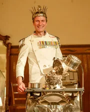 Götz Bury, Bildhauer und Performance-Künstler lebt seit 33 Jahren in Wien. In seinem Werkstatt-Atelier in einem ehemaligen Gasthaus in der Grundsteingasse kreiert er extravagante skulpturale Meisterwerke aus Küchenutensilien. Götz Bury, Bildhauer und Performance-Künstler lebt seit 33 Jahren in Wien. In seinem Werkstatt-Atelier in einem ehemaligen Gasthaus in der Grundsteingasse kreiert er extravagante skulpturale Meisterwerke aus Küchenutensilien.