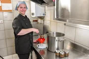 Alexandra Jarolim, die Einmacherin, Köchin und Biersommeliére. In ihrer Manufaktur in Ottakring produziert sie Rillettes, Fleisch- und Geflügelaufstriche á la francaise, im Glas. Alexandra Jarolim, die Einmacherin, Köchin und Biersommeliére. In ihrer Manufaktur in Ottakring produziert sie Rillettes, Fleisch- und Geflügelaufstriche á la francaise, im Glas.