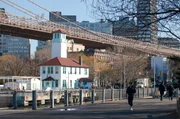 USA-Touristinnen und -Touristen sind sich einig: Besonders als Fu&szlig;g&auml;nger lernt man New York richtig kennen. Auch zum Joggen eignen sich die langen Stra&szlig;en der Metropole.