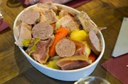 Der traditionelle franz&ouml;sische Eintopf aus der Auvergne wird zumeist mit Schweinefleisch, Kartoffeln, M&ouml;hren, Wei&szlig;kohl und Zwiebeln zubereitet.