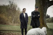 Entsetzt beobachten die Kommissare Pia Sander (Annika Kuhl) und Oliver von Bodenstein (Tim Bergmann) die Freilegung von drei Frauenleichen im Garten des verstorbenen Theo Reifenraths. Entsetzt beobachten die Kommissare Pia Sander (Annika Kuhl) und Oliver von Bodenstein (Tim Bergmann) die Freilegung von drei Frauenleichen im Garten des verstorbenen Theo Reifenraths.