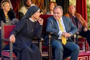 Schwester Hanna will mit Wöller verhandeln. Die Generalprobe zu den Ritterspielen wird aber durch ein Erdbeben unterbrochen (v.li.: Andrea Wildner, Janina Hartwig, Fritz Wepper, Annette Paulmann, Wolfgang Müller). Schwester Hanna will mit Wöller verhandeln. Die Generalprobe zu den Ritterspielen wird aber durch ein Erdbeben unterbrochen (v.li.: Andrea Wildner, Janina Hartwig, Fritz Wepper, Annette Paulmann, Wolfgang Müller).