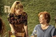 Ramona Lindemann (Stephanie Lexer, l.) hat unter der gewalttätigen Strenge ihrer Pflegemutter Rita Reifenrath (Imogen Kogge, r.) sehr gelitten. Trotzdem versucht sie, ihr immer alles recht zu machen. Ramona Lindemann (Stephanie Lexer, l.) hat unter der gewalttätigen Strenge ihrer Pflegemutter Rita Reifenrath (Imogen Kogge, r.) sehr gelitten. Trotzdem versucht sie, ihr immer alles recht zu machen.