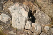 Die gr&ouml;nl&auml;ndische K&uuml;nstlerin Aka H&oslash;egh l&auml;sst sich bei ihren Felsschnitzereien, Gem&auml;lden und Skulpturen von den Mythen und Legenden der Inuit inspirieren.