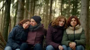 „Fliegen oder fallen? – Luisa und ihr Gendefekt“ ist ein Langzeitporträt über Behinderung, Familie und den Wunsch nach Unabhängigkeit in einer Gesellschaft, die Inklusion verspricht, aber selten mitträgt. Im Zentrum des Films steht eine Familie aus vier Frauen, die eng miteinander verbunden sind: Luisa, ihre alleinerziehende Mutter Daniela und die beiden jüngeren Schwestern Mara und Laila. Familie Azebedo während eines Familienausflugs im Wald in der Nähe von Augsburg. V. l. n. r. Luisa, Daniela, Laila und Mara „Fliegen oder fallen? – Luisa und ihr Gendefekt“ ist ein Langzeitporträt über Behinderung, Familie und den Wunsch nach Unabhängigkeit in einer Gesellschaft, die Inklusion verspricht, aber selten mitträgt. Im Zentrum des Films steht eine Familie aus vier Frauen, die eng miteinander verbunden sind: Luisa, ihre alleinerziehende Mutter Daniela und die beiden jüngeren Schwestern Mara und Laila. Familie Azebedo während eines Familienausflugs im Wald in der Nähe von Augsburg. V. l. n. r. Luisa, Daniela, Laila und Mara