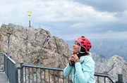 MDR-Reporterin Julia Schönfeld an der Zugspitze MDR-Reporterin Julia Schönfeld an der Zugspitze