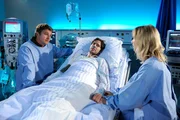 Martin Gruber (Hans Sigl, l.) klärt seinen Patienten Christoph Berner (Manuel Witting, M.) und seine Frau Sarah (Johanna Klante, r.) über die Gefahren und Chancen einer Operation auf. Martin Gruber (Hans Sigl, l.) klärt seinen Patienten Christoph Berner (Manuel Witting, M.) und seine Frau Sarah (Johanna Klante, r.) über die Gefahren und Chancen einer Operation auf.