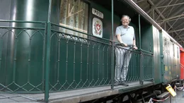 Werner Fritschi mit historischem Post- und Gep&auml;ckwagen der Mittelthurgaubahn aus dem Jahr 1911, Locorama Eisenbahnerlebniswelt Romanshorn.