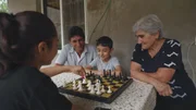 Ranger Mkrtich Boyajyan mit seiner Familie. Schach ist in armenischen Schulen Pflichtfach. Ranger Mkrtich Boyajyan mit seiner Familie. Schach ist in armenischen Schulen Pflichtfach.