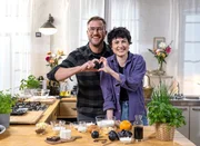Spitzenkoch S&ouml;ren Anders kocht heute mit Theresa Knipschild. Es gibt Zupfkuchen-Dessert mit Pflaumen und K&uuml;rbis-Kartoffel-Puffer mit Apfelmus.