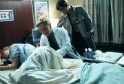Seit Stephanie Rawley (Darstellerin unbekannt) vor einem Jahr einen schweren Autounfall erlitten hat, liegt sie im Koma. Dr. Graham Mandell (Bruce Davison) stellt fest, dass sie im sechsten Monat schwanger ist. Für Detective Benson (Mariska Hargitay, r.) ist klar, dass die komatöse Patientin im Krankenhaus missbraucht wurde. Seit Stephanie Rawley (Darstellerin unbekannt) vor einem Jahr einen schweren Autounfall erlitten hat, liegt sie im Koma. Dr. Graham Mandell (Bruce Davison) stellt fest, dass sie im sechsten Monat schwanger ist. Für Detective Benson (Mariska Hargitay, r.) ist klar, dass die komatöse Patientin im Krankenhaus missbraucht wurde.