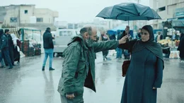 Der Regen gibt Issa (Salim Daw, l.) Gelegenheit, seinem heimlichen Schwarm Siham (Hiam Abbass, r.) endlich n&auml;her zu kommen.