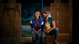Ella Lannau (Miriam Fussenegger), Richie Javotnik (Otto Jaus).