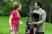 Sharona (Bitty Schram, l.) wird zu einer Partie Golf herausgefordert. Mr. Monk (Tony Shalhoub, r.) stellt sich als Caddie zur Verfügung. Sharona (Bitty Schram, l.) wird zu einer Partie Golf herausgefordert. Mr. Monk (Tony Shalhoub, r.) stellt sich als Caddie zur Verfügung.