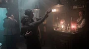 Charlotte Ritter (Liv Lisa Fries, li.) und Gr&auml;f (Christian Friedel, Mitte) tanzen umschlungen im Koppeneck zusammen. Jacky (Max Mauff, re.) schaut zu.