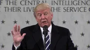 US-Präsident Donald Trump: Schon seine erste Präsidentschaft war geprägt von Fake News und „Alternative Facts“. Seine Behauptung, bei seiner Amtseinführung wären so viele Menschen gewesen wie noch nie, stimmten nachweislich nicht; bei Barack Obamas Amtseinführung waren es mehr gewesen. US-Präsident Donald Trump: Schon seine erste Präsidentschaft war geprägt von Fake News und „Alternative Facts“. Seine Behauptung, bei seiner Amtseinführung wären so viele Menschen gewesen wie noch nie, stimmten nachweislich nicht; bei Barack Obamas Amtseinführung waren es mehr gewesen.