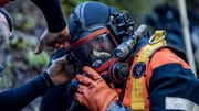 Paul Richardson hilft Scott Allen bei der Vorbereitung auf den Tauchgang Paul Richardson hilft Scott Allen bei der Vorbereitung auf den Tauchgang