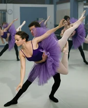 Sammy stellt fest, dass er lieber mit Abigail in die Oper gehen möchte und nicht mit seiner Freundin Mia ... Sammy stellt fest, dass er lieber mit Abigail in die Oper gehen möchte und nicht mit seiner Freundin Mia ...