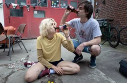 Nehmen das Leben wie es kommt: Les (Mala Emde) und Tyler (Aaron Hilmer).