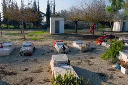 Friedhof im Kibbuz Nir Oz: Der Ort verlor fast ein Viertel seiner Bev&ouml;lkerung bei dem Hamas-Terrorangriff im Oktober 2023 &ndash; durch Mord, Verschleppung und Flucht.