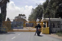 Das Tor zum Kibbuz Nir Oz soll den Eingang sichern: Den terroristischen Anschlag der Hamas am 7. Oktober 2023 konnte es indes nicht verhindern.